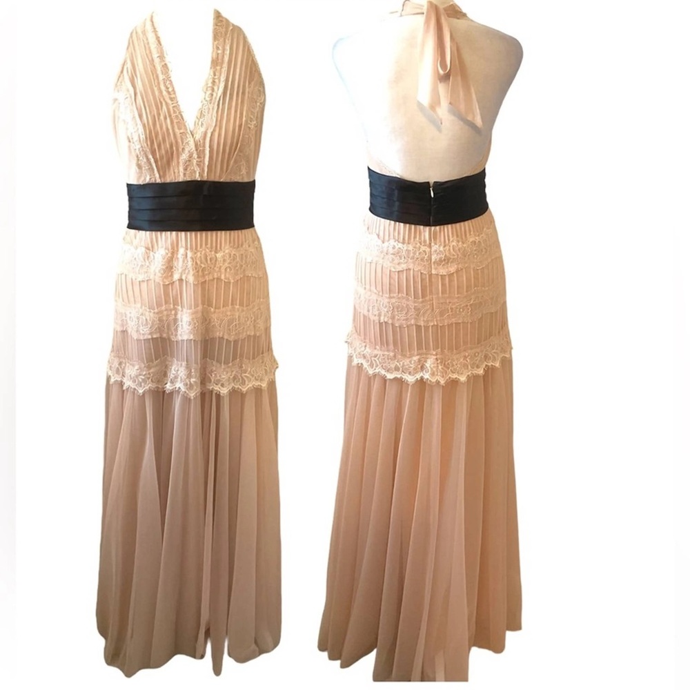 Gorgeous lace BCBG dress
Wedding/ball/prom/bridesmaid/gala